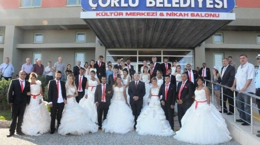 Toplu Nik&acirc;h T&ouml;reninde 35 &Ccedil;ift D&uuml;nya Evine Girdi