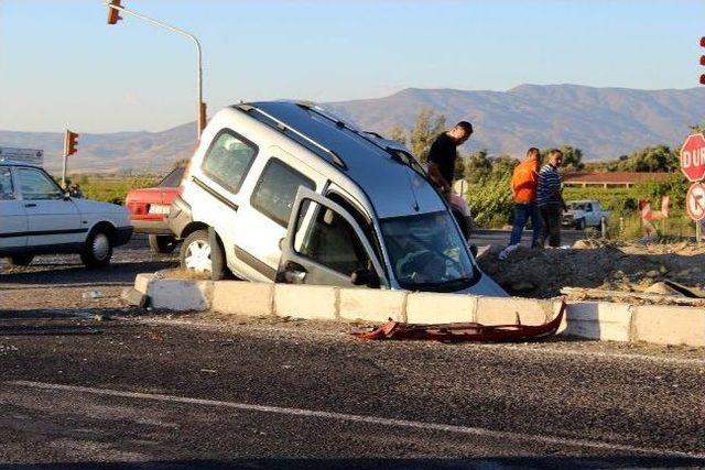 Salihli’de Trafik Kazası: 5 Yaralı