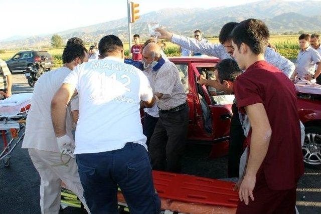 Salihli’de Trafik Kazası: 5 Yaralı