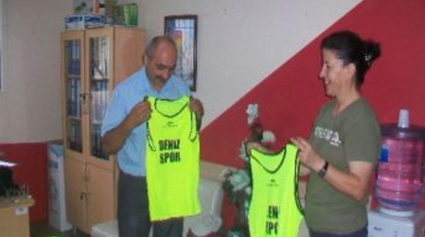 Burhaniye&rsquo;de Okula Spor Malzemesi Yardımı