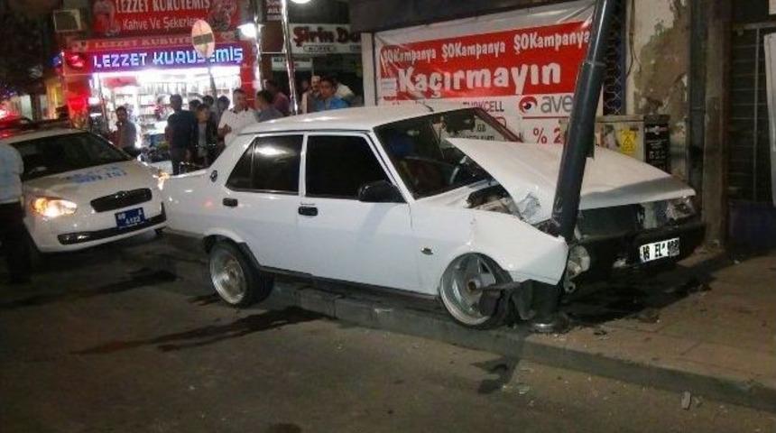 Otomobil Kaldırıma &Ccedil;ıktı: 4 Yaralı