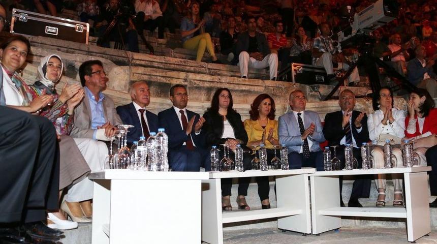 T&uuml;rk&ccedil;evizyon'da 21 &Uuml;lke Sanat&ccedil;ısı, T&uuml;rk&ccedil;e Şarkı S&ouml;yledi