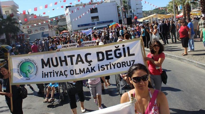 21. Ayvalık Zihinsel Engelliler Şenliği'nde 700 Engelli Bir Araya Geldi.