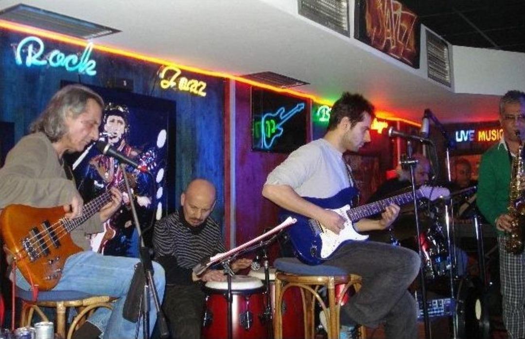 Gitarist En Sevdiği Par&ccedil;ayı S&ouml;ylerken Sahnede &Ouml;ld&uuml;