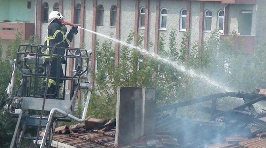 &Ccedil;atı Katında &Ccedil;ıkan Yangında 2 Daire Kullanılamaz Hale Geldi