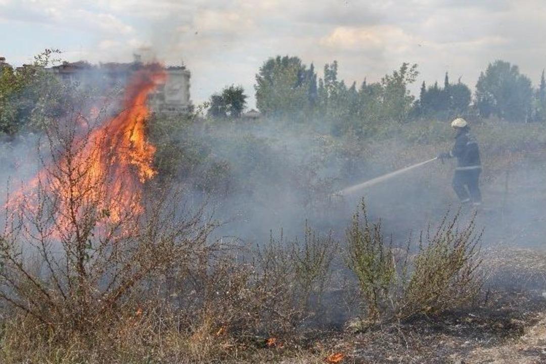 Yangına İtfaiye İle Birlikte K&uuml;&ccedil;&uuml;k &Ccedil;ocuklar Da M&uuml;dahale Etti