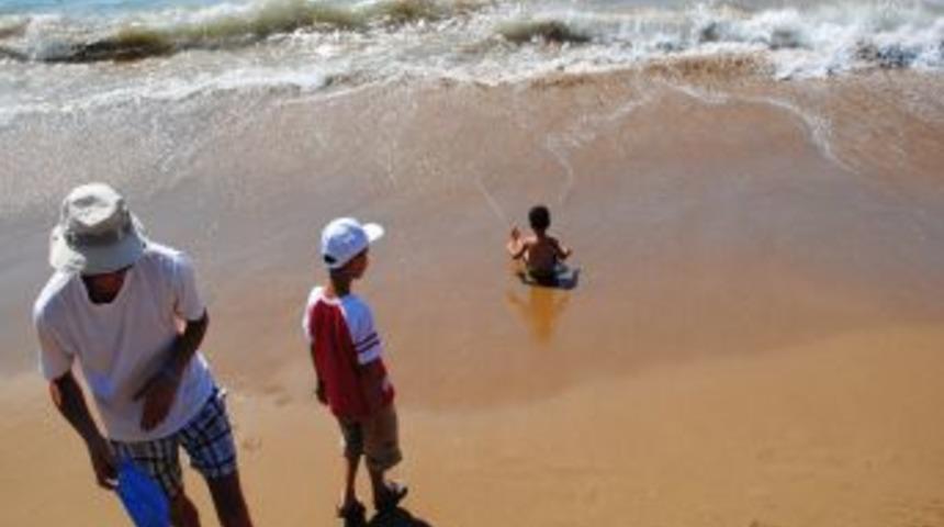 &Ccedil;ocuklar, Okullar A&ccedil;ılmadan Aileleriyle Denize Girerek Serinledi