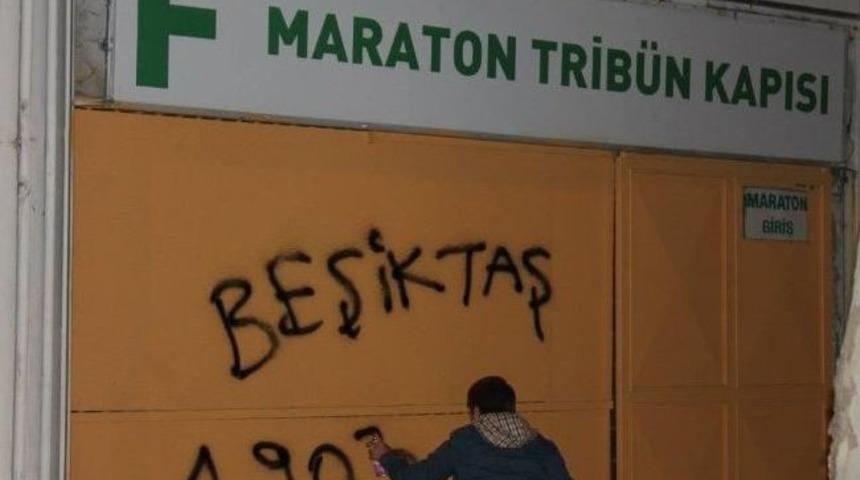 Beşiktaşlı Taraftarlar &Ouml;zl&uuml;ce Tesisleri'ni Boyadı