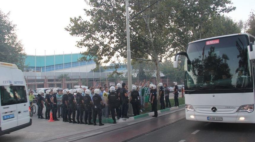 Beşiktaş, Atat&uuml;rk Stadı'na Geldi, Polis &Ccedil;evrede Kuş U&ccedil;urtmadı