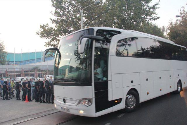 Beşiktaş, Atat&uuml;rk Stadı na Geldi, Polis &Ccedil;evrede Kuş U&ccedil;urtmadı 1