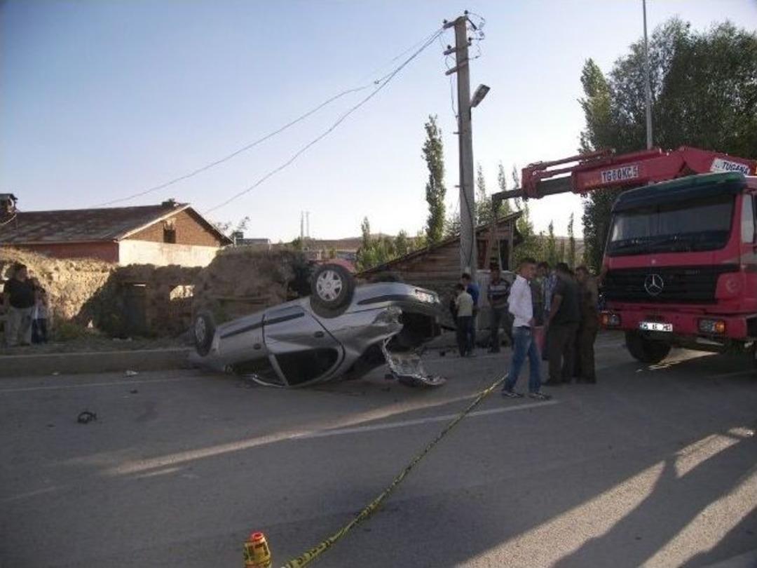 Otomobil Elektrik Panosuna &Ccedil;arpıp Takla Attı: 2 Yaralı
