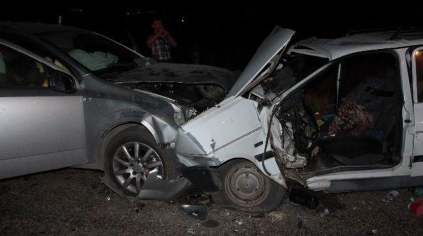 İki Otomobil Kafa Kafaya &Ccedil;arpıştı: 5 Yaralı