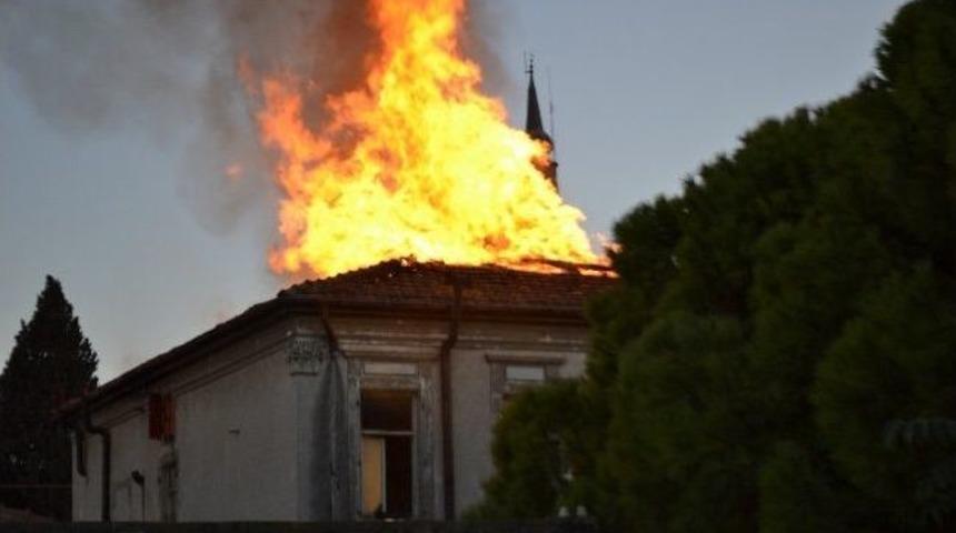 Urla&rsquo;da Eski Tekel Binasında Yangın
