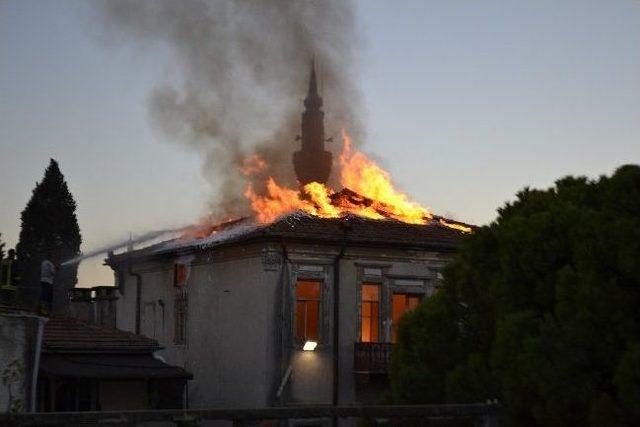 Urla’da Eski Tekel Binasında Yangın