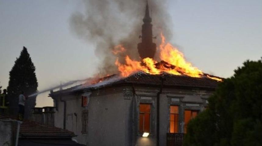 Yanan Tarihi Bina Kullanılamaz Hale Geldi