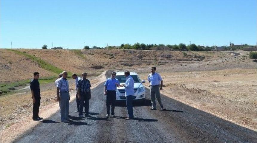 Hilvan Kaymakamı Sezer Asfalt &Ccedil;alışmalarını İnceledi