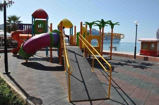 Kuşadası Belediyesi&rsquo;nden Engelli &Ccedil;ocuklar İ&ccedil;in &Ouml;zel Oyun Parkı 3