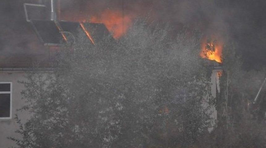 Akşehir'de komşular yanan evde uyuyan iki aileyi kurtardı