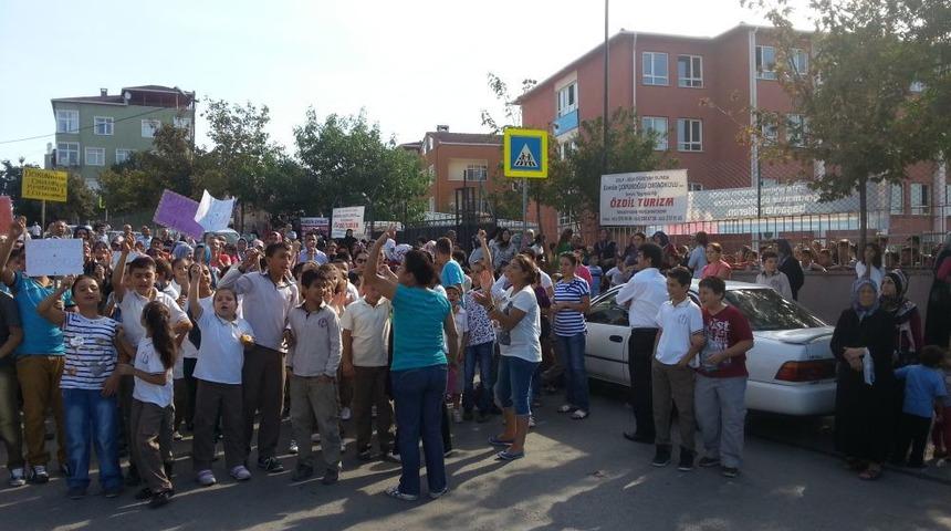 Eylem Yapan &Ouml;ğrenciler Yol Kapattı