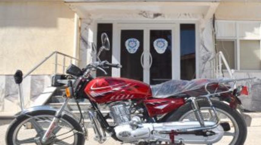 &Ccedil;alınan Yeni Motosikleti Polis Bulup Teslim Etti