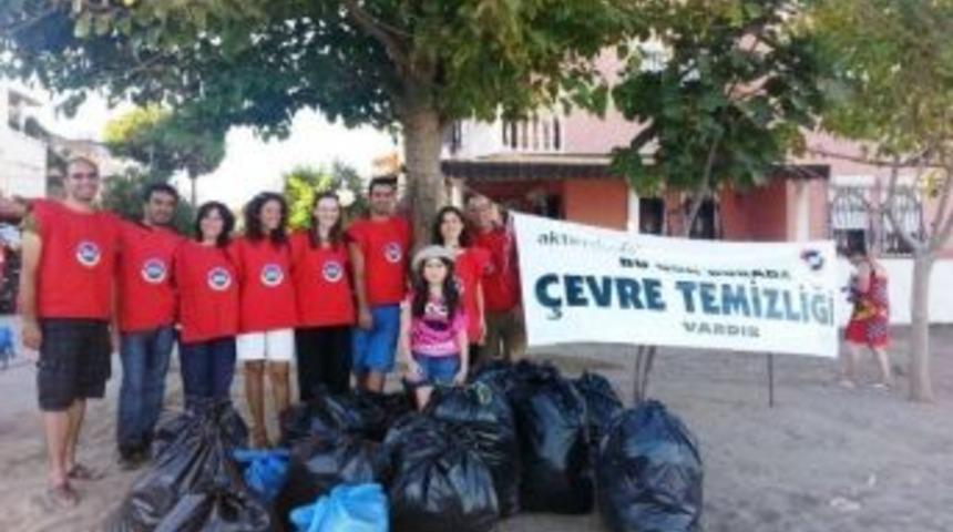 G&ouml;n&uuml;ll&uuml;ler G&uuml;m&uuml;ld&uuml;r&rsquo;de Sahilleri Temizledi