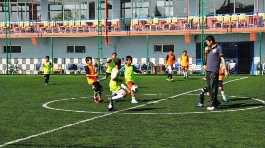 D&uuml;zce&rsquo;de Geleceğin Futbolcuları Yetişiyor
