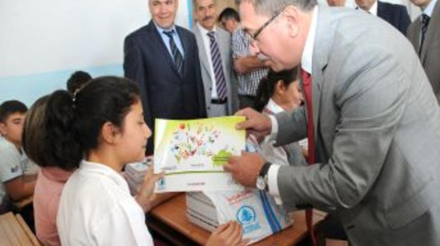 Pursaklar&rsquo;da 20 Bin &Ouml;ğrenciye &Uuml;cretsiz Kırtasiye Dağıtıldı