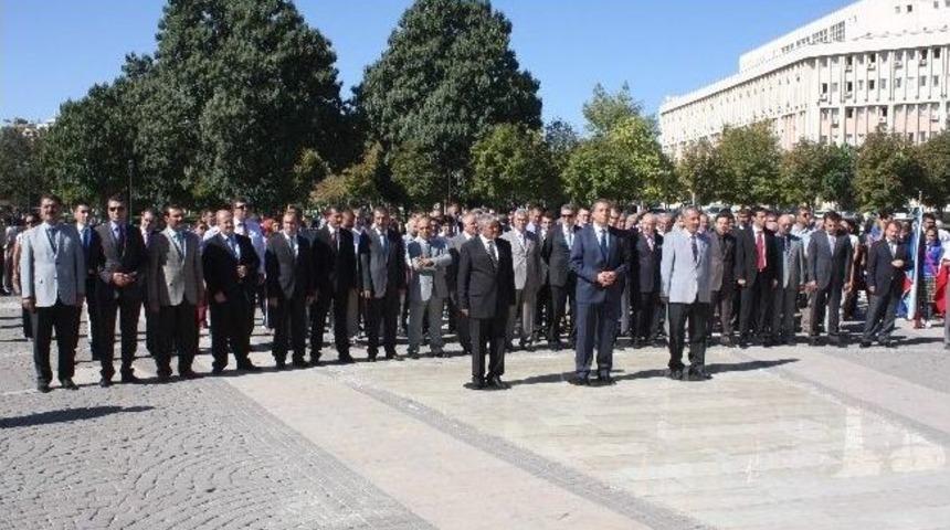 Gaziantep&rsquo;te Okulların A&ccedil;ılışı Atat&uuml;rk Anıtına &Ccedil;elenk Sunumu İle Başladı