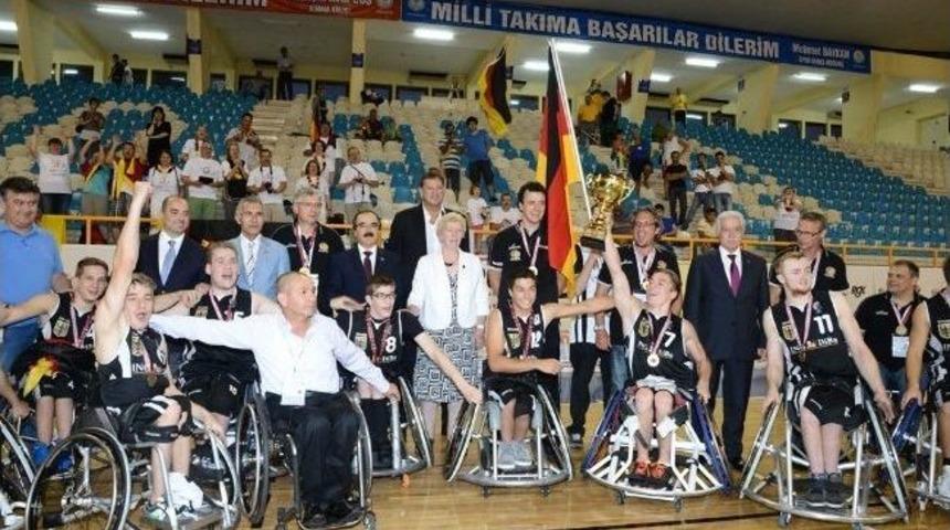 Aldırmaz&rsquo;a Şampiyona &Ouml;vg&uuml;s&uuml;