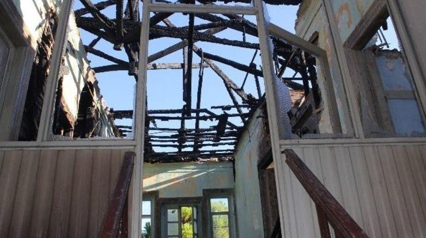 Urla'da Yanan Eski Tekel Binası Restore Edilecek