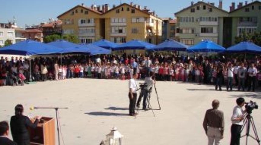 T&ouml;rende Sadece Protokole Değil &Ouml;ğrencilere De &Ccedil;adır Kuruldu