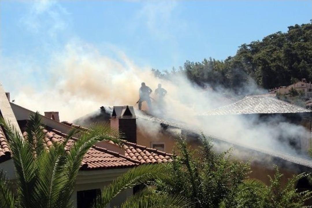 L&uuml;ks Villada &Ccedil;ıkan Yangın Marmaris'i Duman Altında Bıraktı
