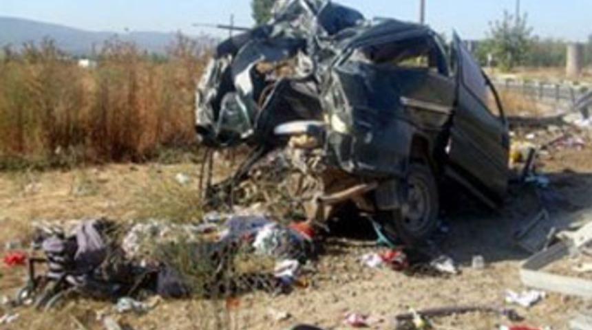 Sakarya'da feci kaza: 2 &ouml;l&uuml;, 9 yaralı