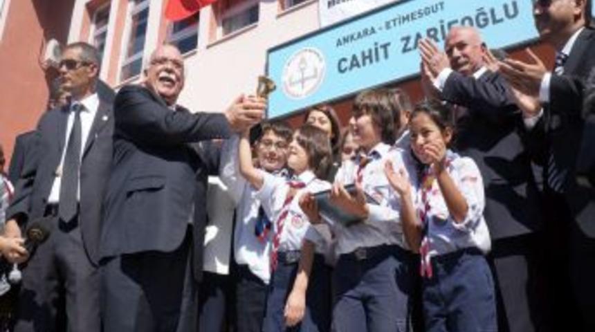 17 Milyon &Ouml;ğrenci Ders Başı Yaptı, Ilk Ders Zilini Bakan Avcı &Ccedil;aldı