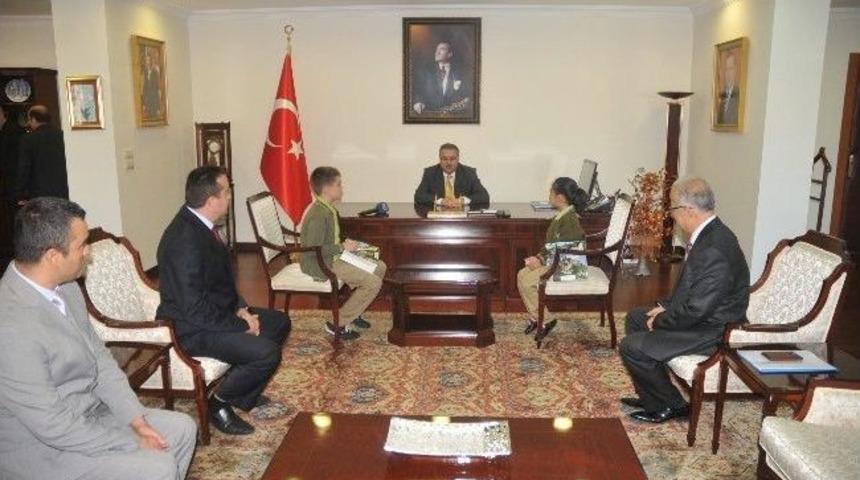 D&uuml;zce Valisi Ali İhsan Su;