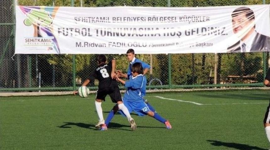 Şehitkamil Belediyesi B&ouml;lgesel Futbol Turnuvasına Ev Sahipliği Yaptı