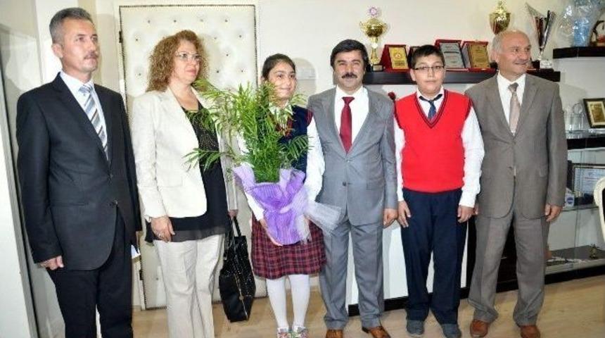 &Ouml;ğrencilerden, Milli Eğitim M&uuml;d&uuml;r&uuml; &Ouml;zbek&rsquo;e Ziyaret