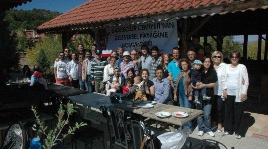 Gazeteciler Cemiyetinden &Uuml;yelerine Piknik