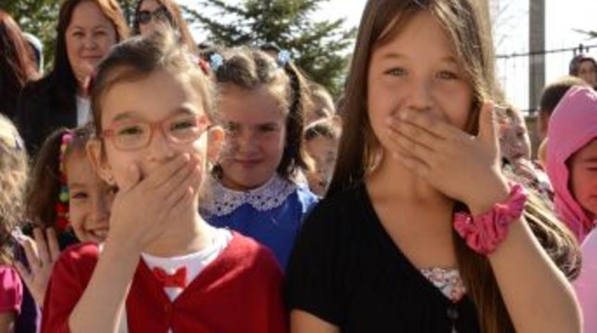 Kimse Yok Mu Derneği &Ouml;ğrencilere Kırtasiye Malzemesi Dağıttı