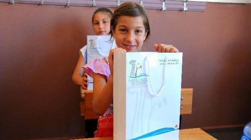 Seferihisar'da Belediyeden &Ouml;ğrencilere İlk Zil S&uuml;rprizi