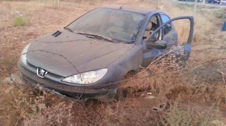 Tekeri Patlayan Otomobil Tarlaya U&ccedil;tu