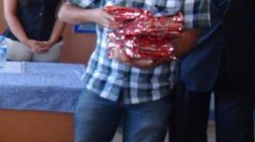 Silvan'da Polis &Ouml;ğrencilere Kitap Dağıttı