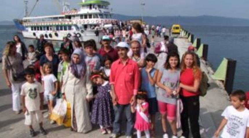 İhtiya&ccedil; Sahibi &Ouml;ğrenciler Kimse Yok Mu Ile Moral Depoladı