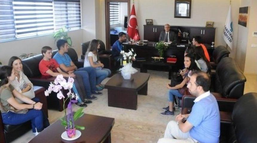 Halk Oyunları Ekibi Belediye Başkanı Sedat Pekel'i Ziyaret Etti