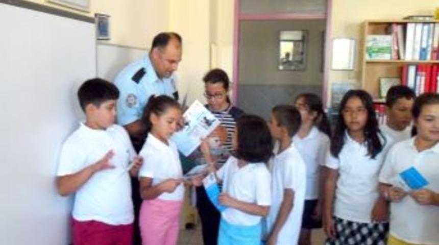 Finike Polisi &Ouml;ğrencileri Broş&uuml;rle Bilgilendiriyor