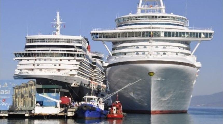 Kuşadası&rsquo;na Denizden Turist Akını