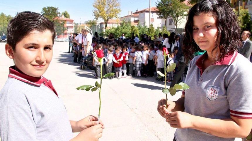 Okula Yeni Başlayan Minik &Ouml;ğrenciler G&uuml;llerle Karşılandı