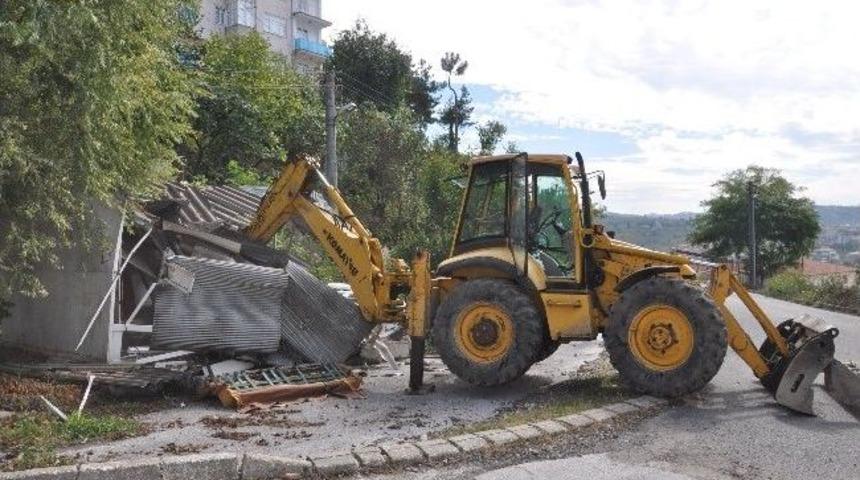 Alaplı&rsquo;da Atıl Durumdaki D&uuml;kkanlar Yıkılıyor