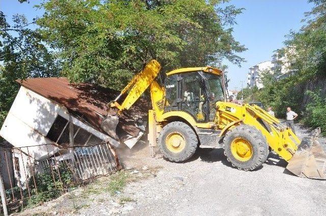 Alaplı’da Atıl Durumdaki Dükkanlar Yıkılıyor