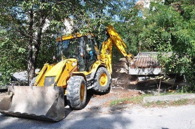 Alaplı’da Atıl Durumdaki Dükkanlar Yıkılıyor